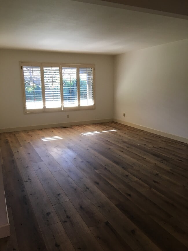 Building Photo - Beautiful 3 Bedroom 2 Bath in Great Neighb...