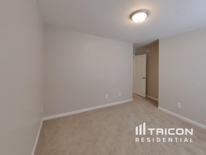Building Photo - 123 Bruin Dr