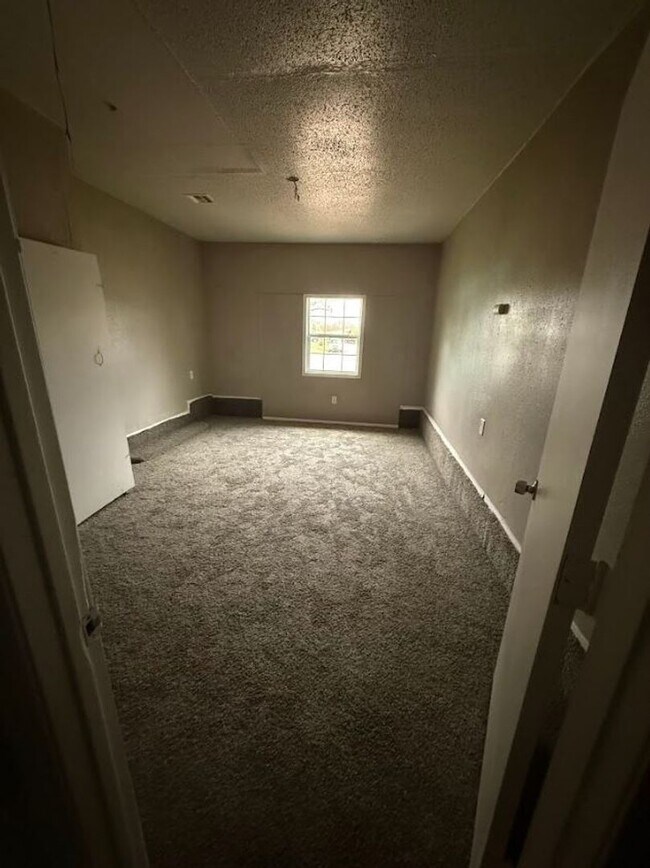 Building Photo - Charming 4-Bedroom Home with Spacious Yard!