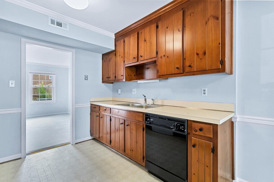 Beautiful wood cabinets - 117 Wellesley Dr
