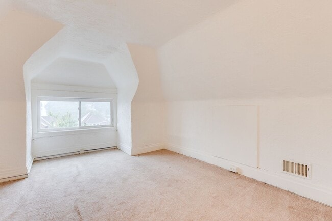 Building Photo - 405 Edgemont St