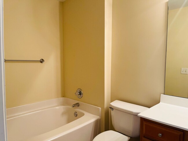 Building Photo - HOA community, swim/tennis, 2 bed, 2bath, ...