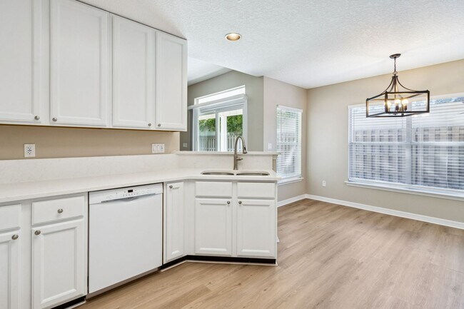 Building Photo - Central Island, 4 Bedroom + Office