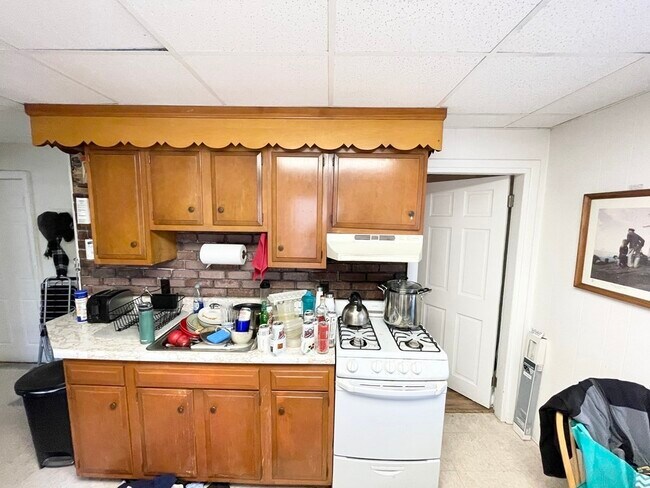 Building Photo - 98 Buttonwood St