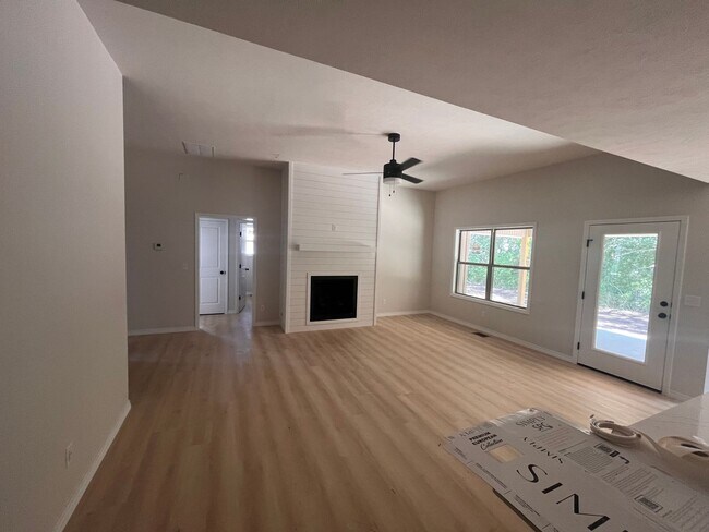 Building Photo - Beautiful, brand-new, 4-bedroom, 2-bath home in Nixa with a 3-car garage.