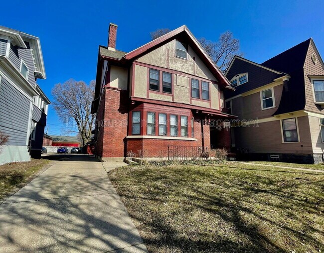 Building Photo - 231 Lyon St NE