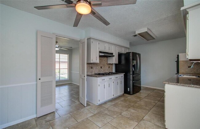 Building Photo - 3605 Kingsway Dr