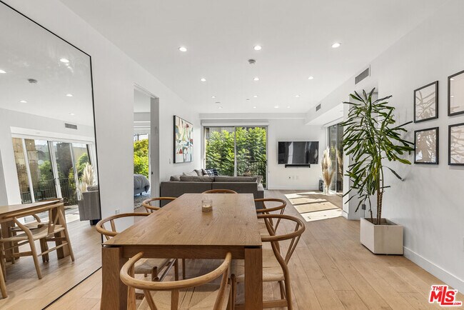 Building Photo - 855 Croft Ave