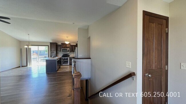Building Photo - Spacious 4 Bedroom 3 Bathroom home with Va...