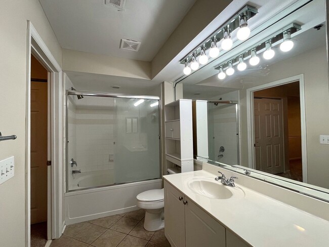 Building Photo - Gated community!  Amenities Galore! Close ...