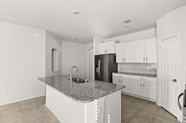 Building Photo - Beautiful 4bed/2 bath