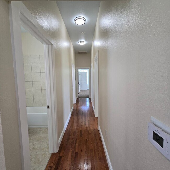 Building Photo - 1818 B Elvin - Move in Ready!!