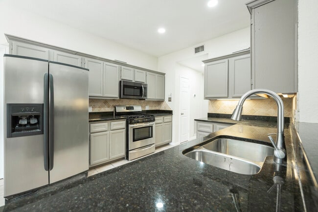 Building Photo - 903 Oaklands Dr