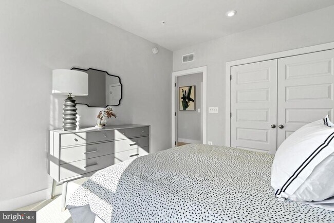 Building Photo - 43805 Middleway Ter