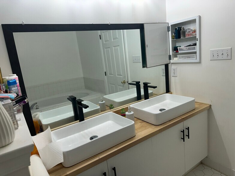 Building Photo - 403 Harvest Ln