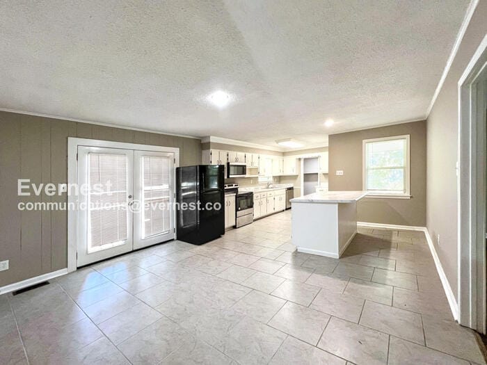 Building Photo - 825 W South St