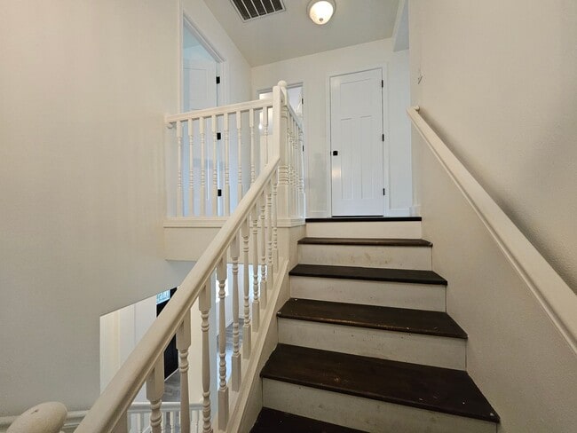 Building Photo - Modern 3 Bedroom, 2.5 Bath Home in Hillsboro with Granite Countertops and 2 Car Garage!