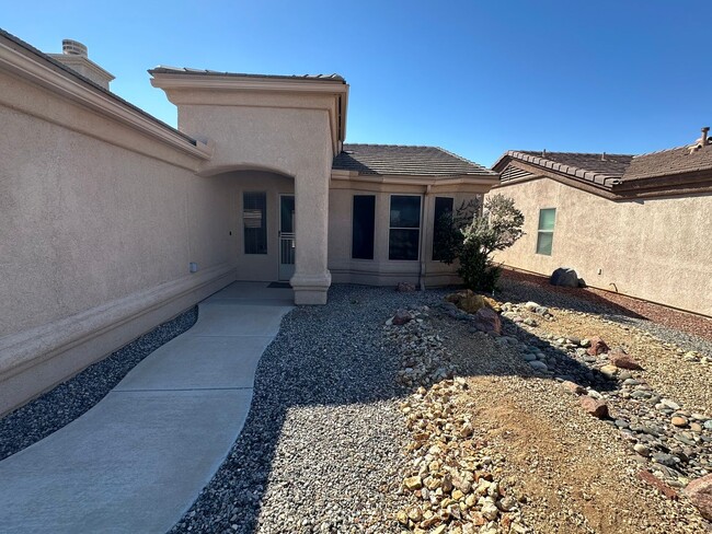 Building Photo - Beautiful 3 bedroom, 3 garage home in Chap...