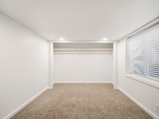 Building Photo - 6011 N Braeburn Dr