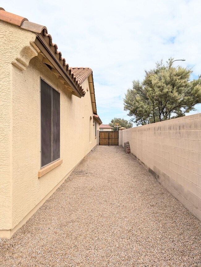 Building Photo - AVAILABLE NOW IN GREAT CHANDLER LOCATION!!!