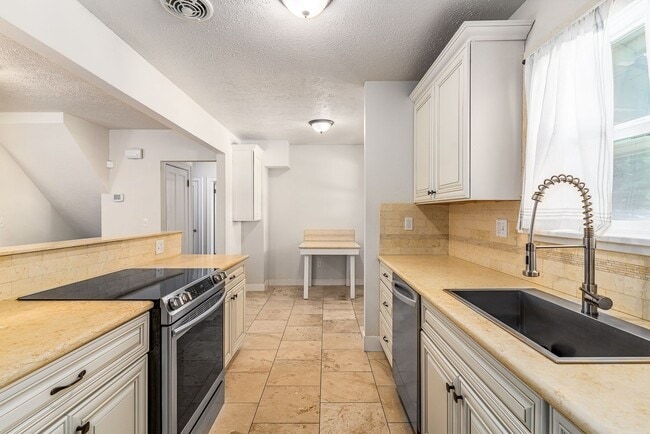 Building Photo - Charming 5-Bedroom South Hill Home Near Manito Par
