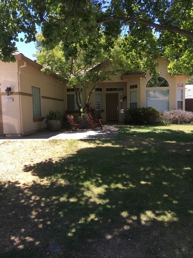 Building Photo - 4x2 Single Story in Great Location!