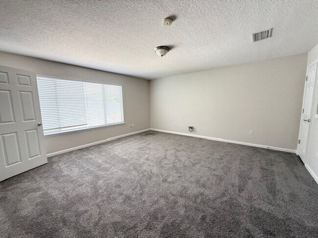 Building Photo - Spacious and well-appointed 4-bedroom, 3.5...