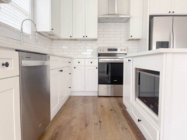 Building Photo - 3 Bedroom Home with 2 Car Garage and Resort Style Pool Access