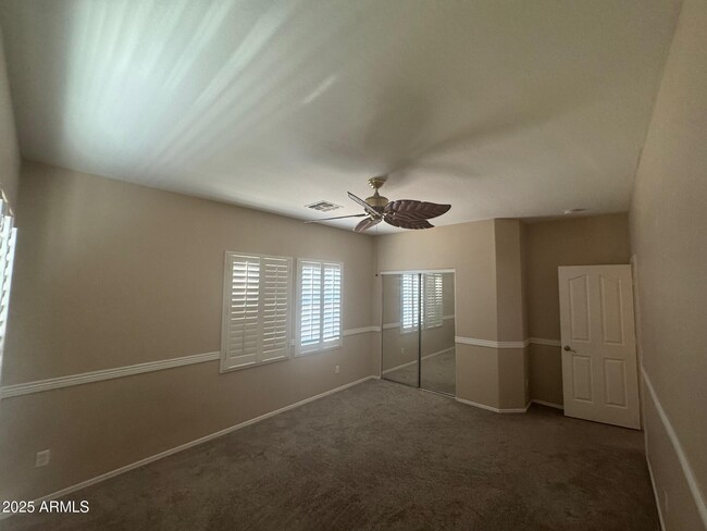 Building Photo - 1359 E Parkview Dr