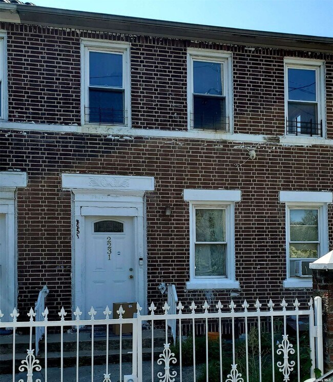 Building Photo - 22-31-31 Brookhaven Ave