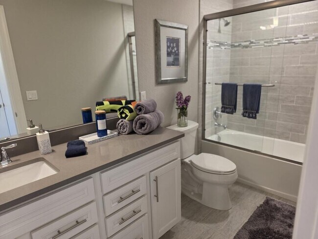 Building Photo - 527 SE Vallarta Dr