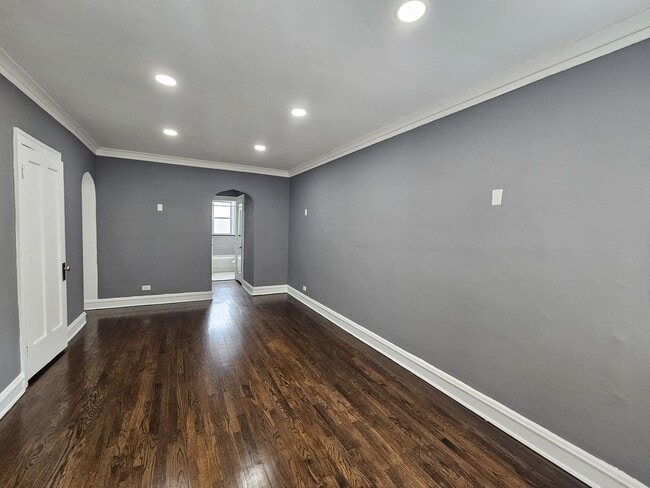 Building Photo - 6545 N Francisco Ave