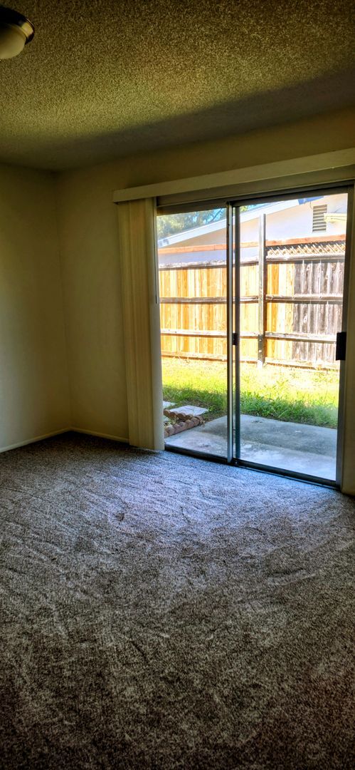 Building Photo - 224