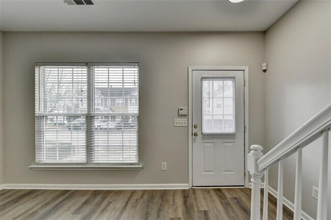 Building Photo - 903 Redwood Dr