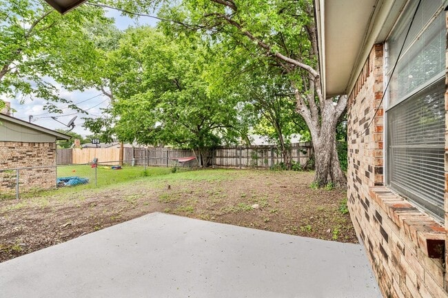 Building Photo - 6301 Sunnybrook Dr