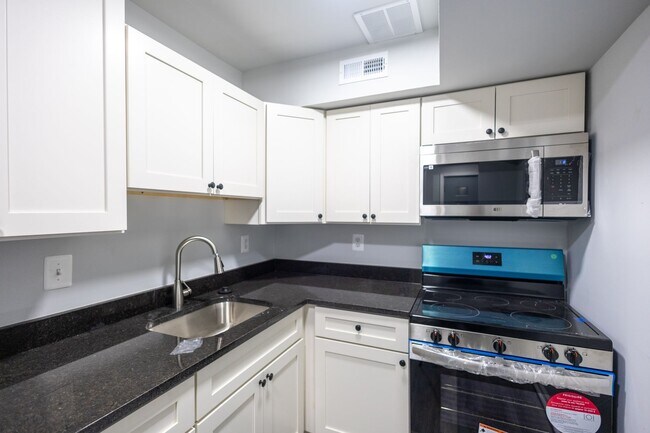 Building Photo - Amazing 1 BR+ 1 Den/1 BA Apartment in Anacostia with 1 month free rent and 1 year of free parking!