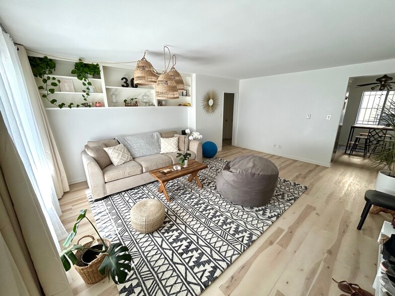 Building Photo - 800 N Eucalyptus Ave