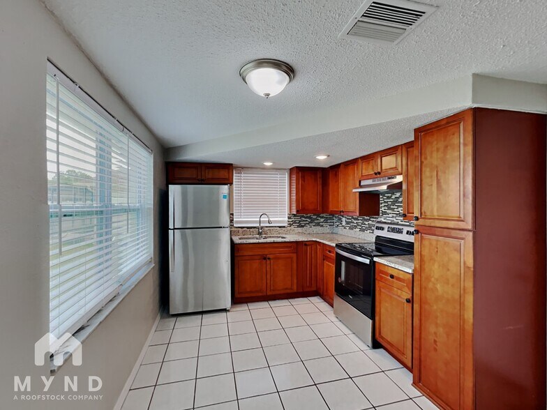 Building Photo - 9724 Lakeside Ln