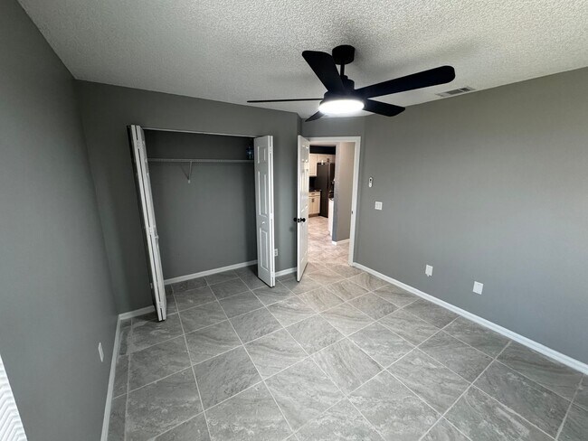 Building Photo - Beautifully Maintained 3BR/2BA Home with Fenced Yard & Sunroom in Ocala