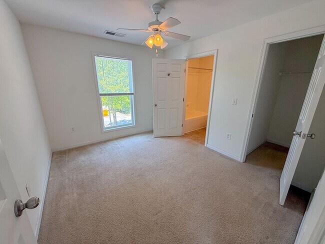 Building Photo - 4 Bed 4 Bath Condo with New carpet available now!!!