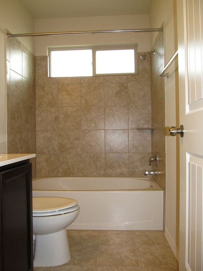 Building Photo - 3 BEDROOM NEAR STILLHOUSE HOLLOW LAKE