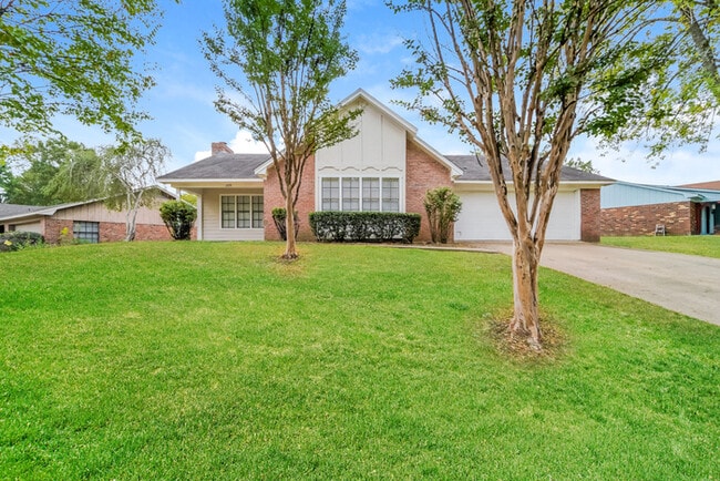 Building Photo - 209 Spanish Oak Dr