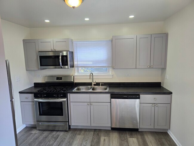 Building Photo - 2414 Emlong St