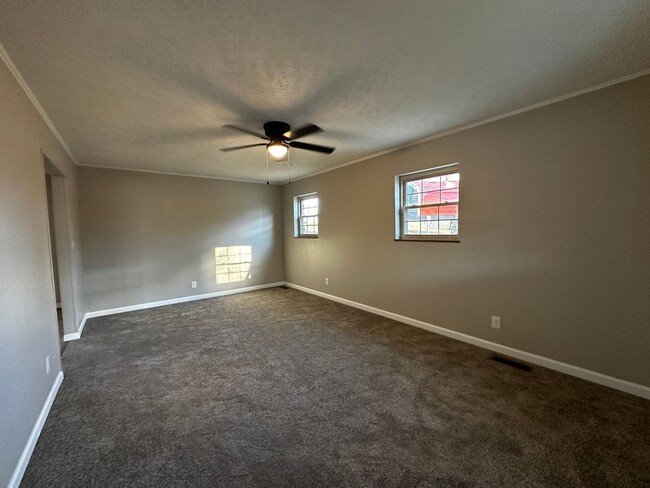 Building Photo - 3 bedroom/1.5 bath brick home for rent in ...