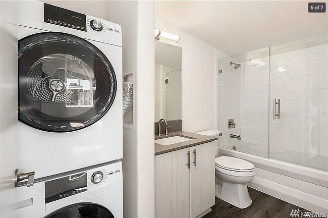 Building Photo - Modern Studio Apartment in Prime Queen Ann...