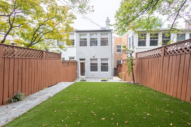 Building Photo - Beautiful 4 BR/3.5 BA Townhome in Cathedra...