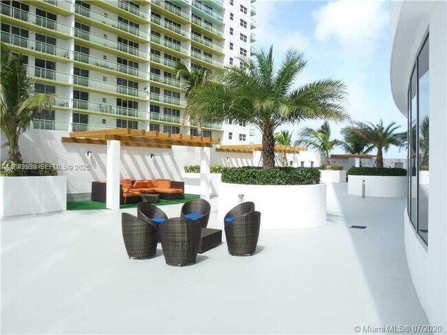 Building Photo - 1750 N Bayshore Dr