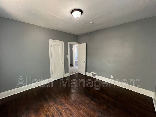 Building Photo - 3257 E 139th St