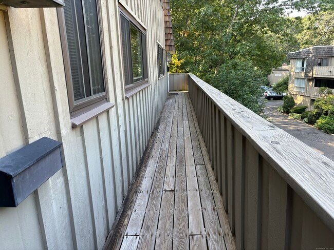 Building Photo - 90 Ledgebrook Dr