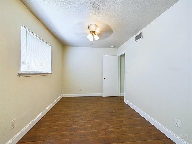 Building Photo - 2302 East Side Dr